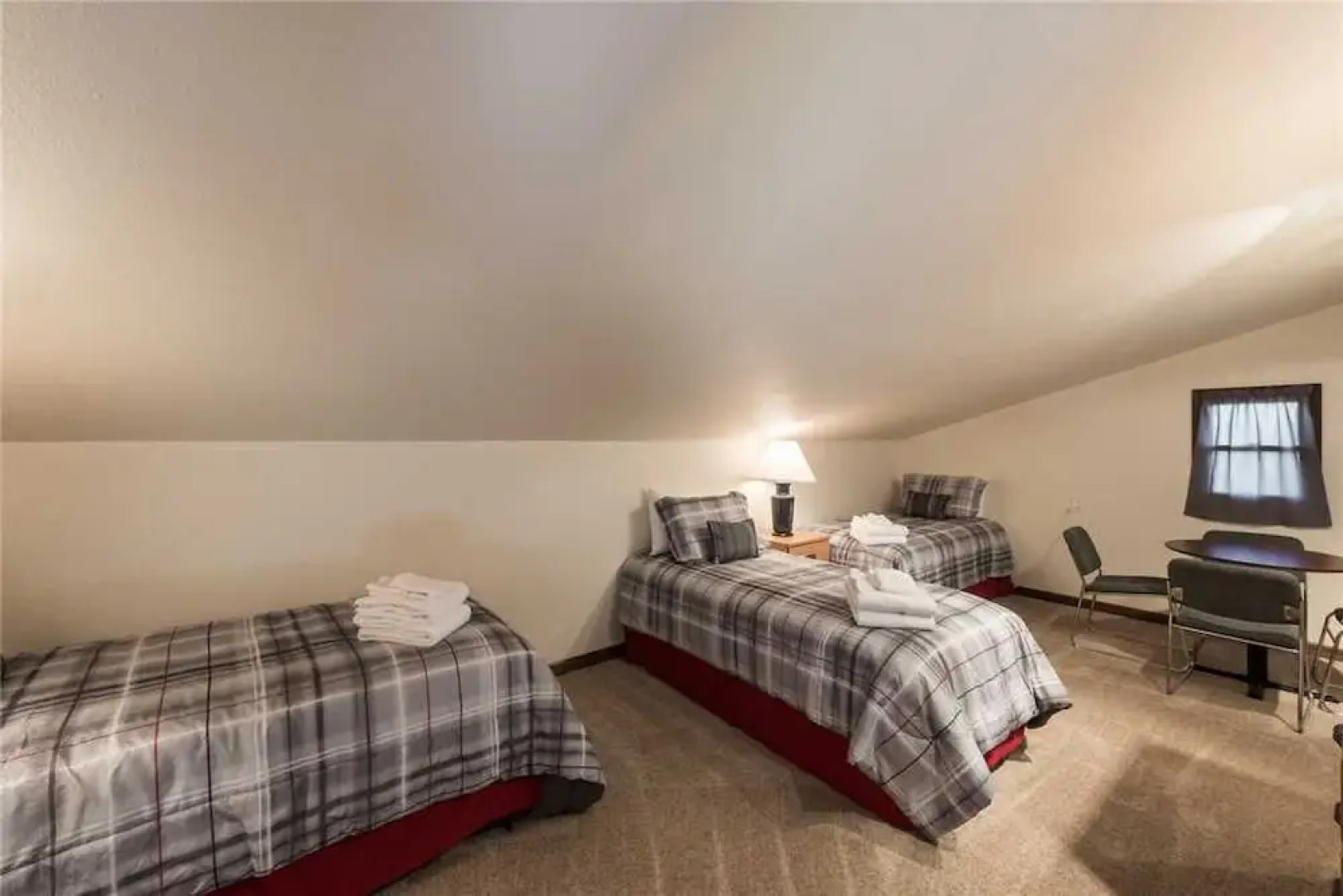 Gray Wolf Lodge - Four Bedroom Cabin with Hot Tub