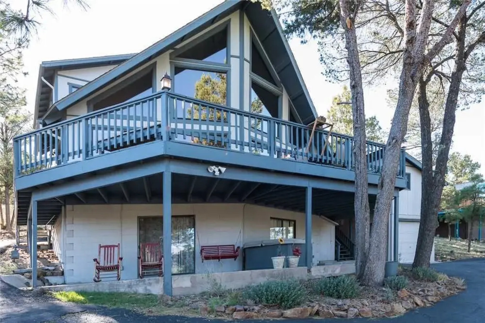 Gray Wolf Lodge - Four Bedroom Cabin with Hot Tub