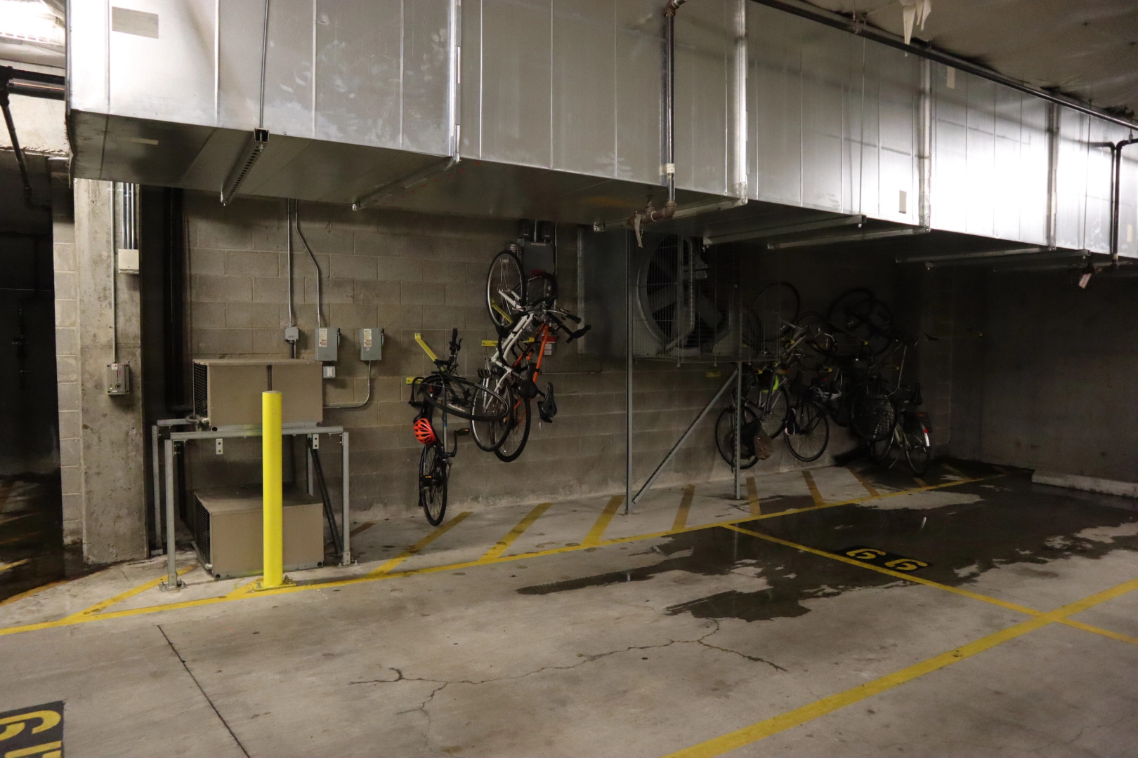 Modern, Upgraded Apartment - fast wifi and parking!