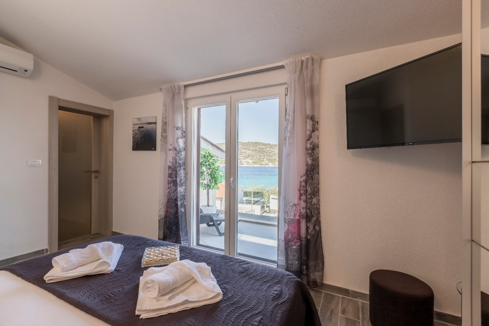 Holiday house Goldie - 30 m from beach: Sevid, Riviera Trogir