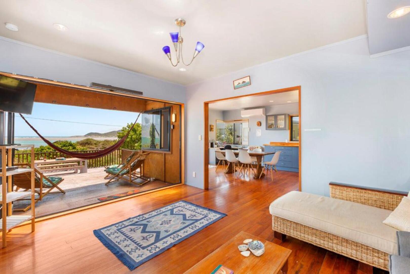 The Big Round Window - Raglan Holiday Home