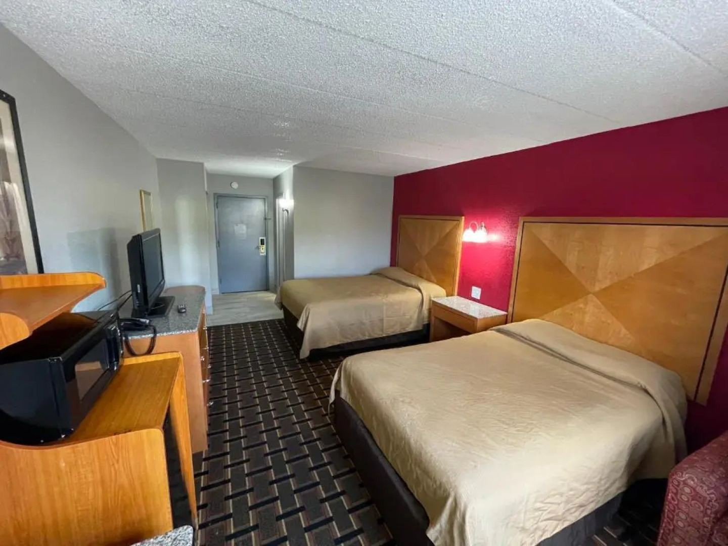 HomeTowne Studios by Red Roof Richmond, VA - W Broad St