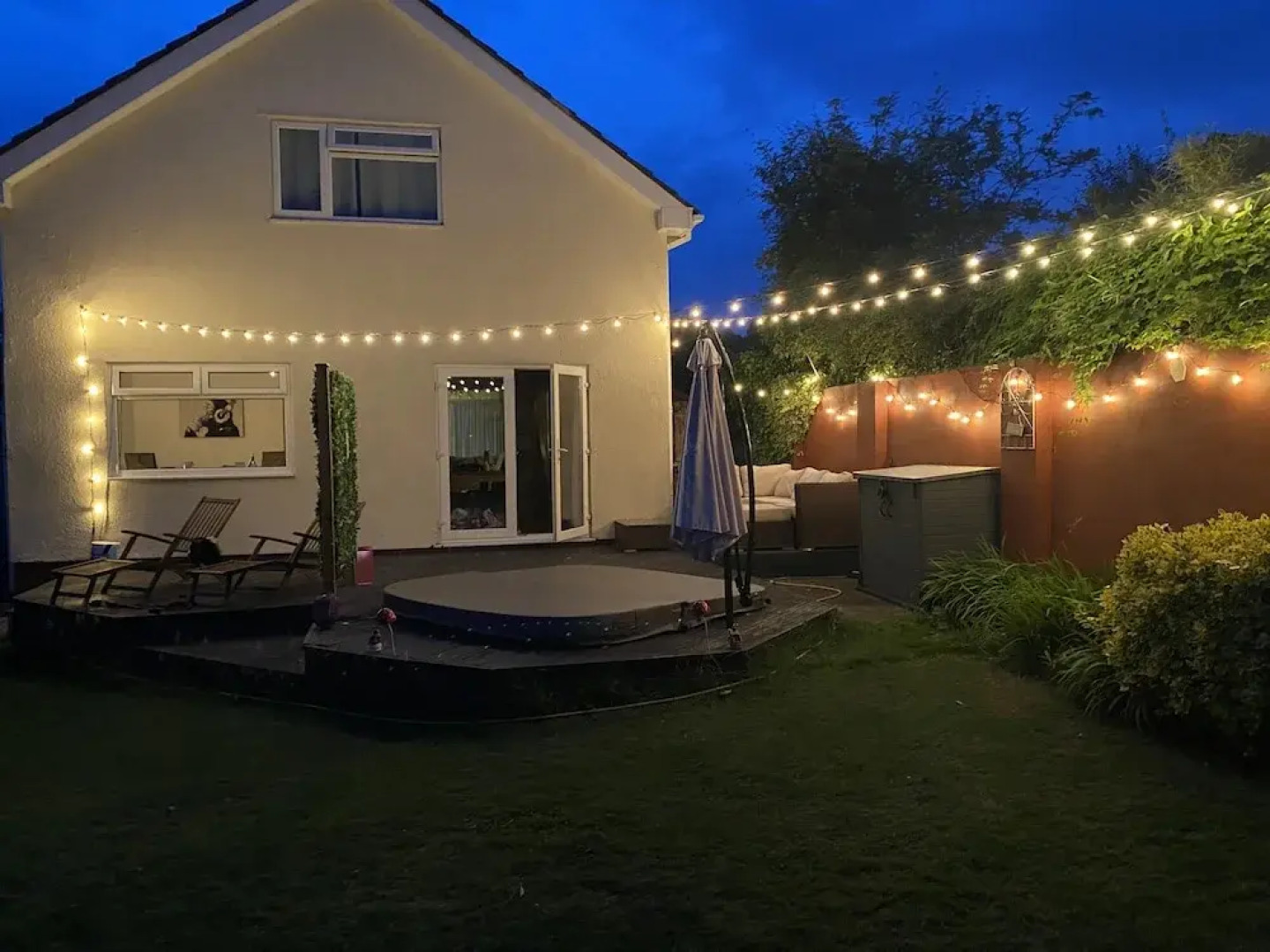 3 Bedroom House, Hot Tub,torbay, Sleeps 6, Parking