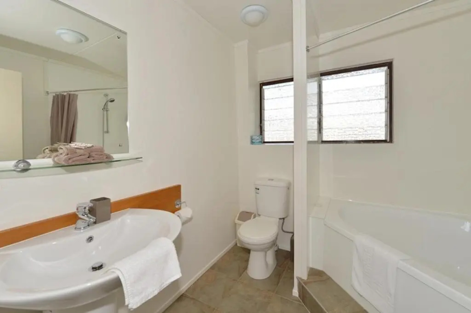 Waterfalls Estate - Motel & Campground