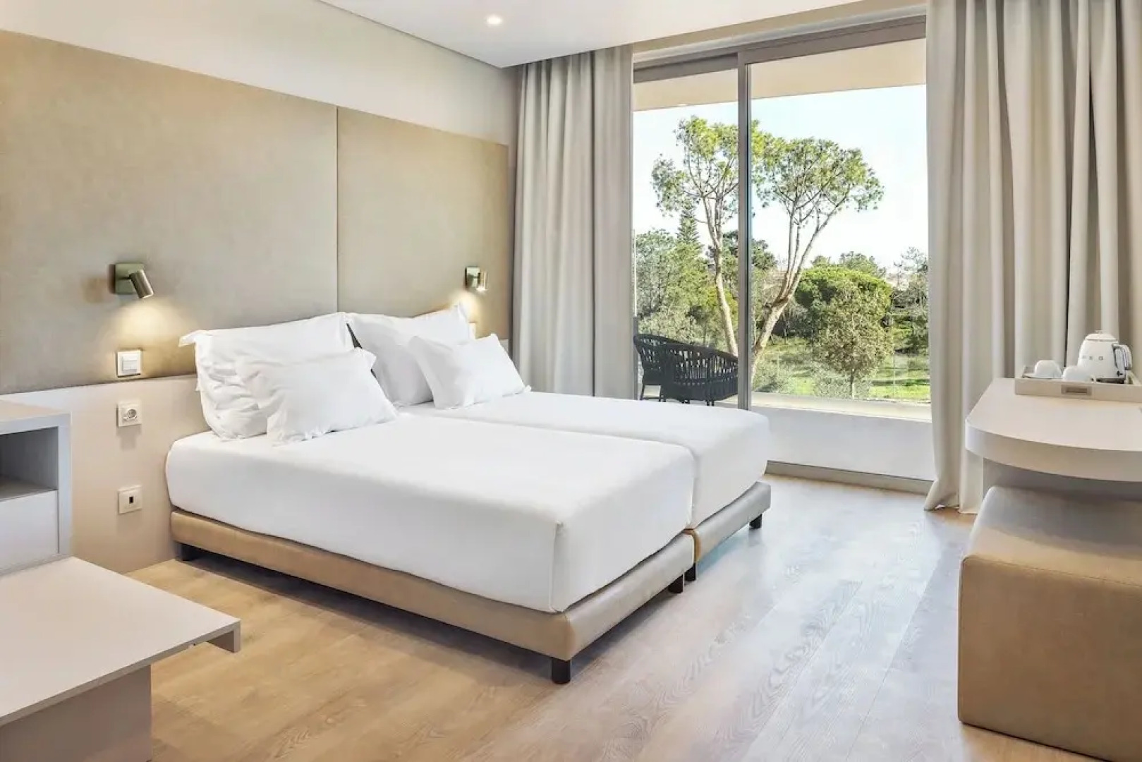 Отель Castelo Suites