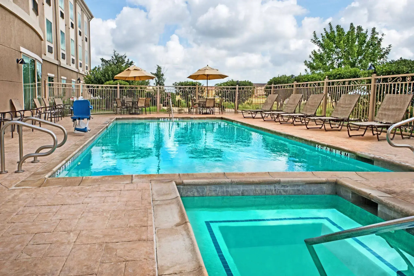 Holiday Inn Express & Suites Cotulla by IHG
