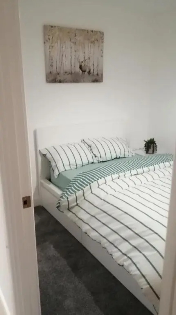 1 Bed Apartment Sleeps 2 - Parking & Wifi