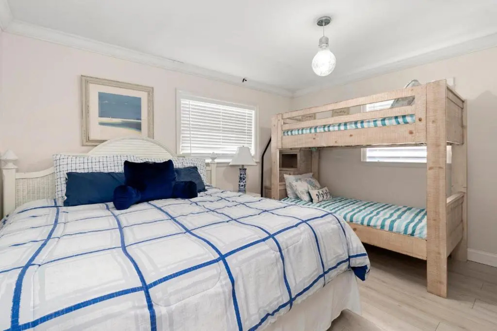 Beautiful home- Private getaway-Heated Pool/Hottub