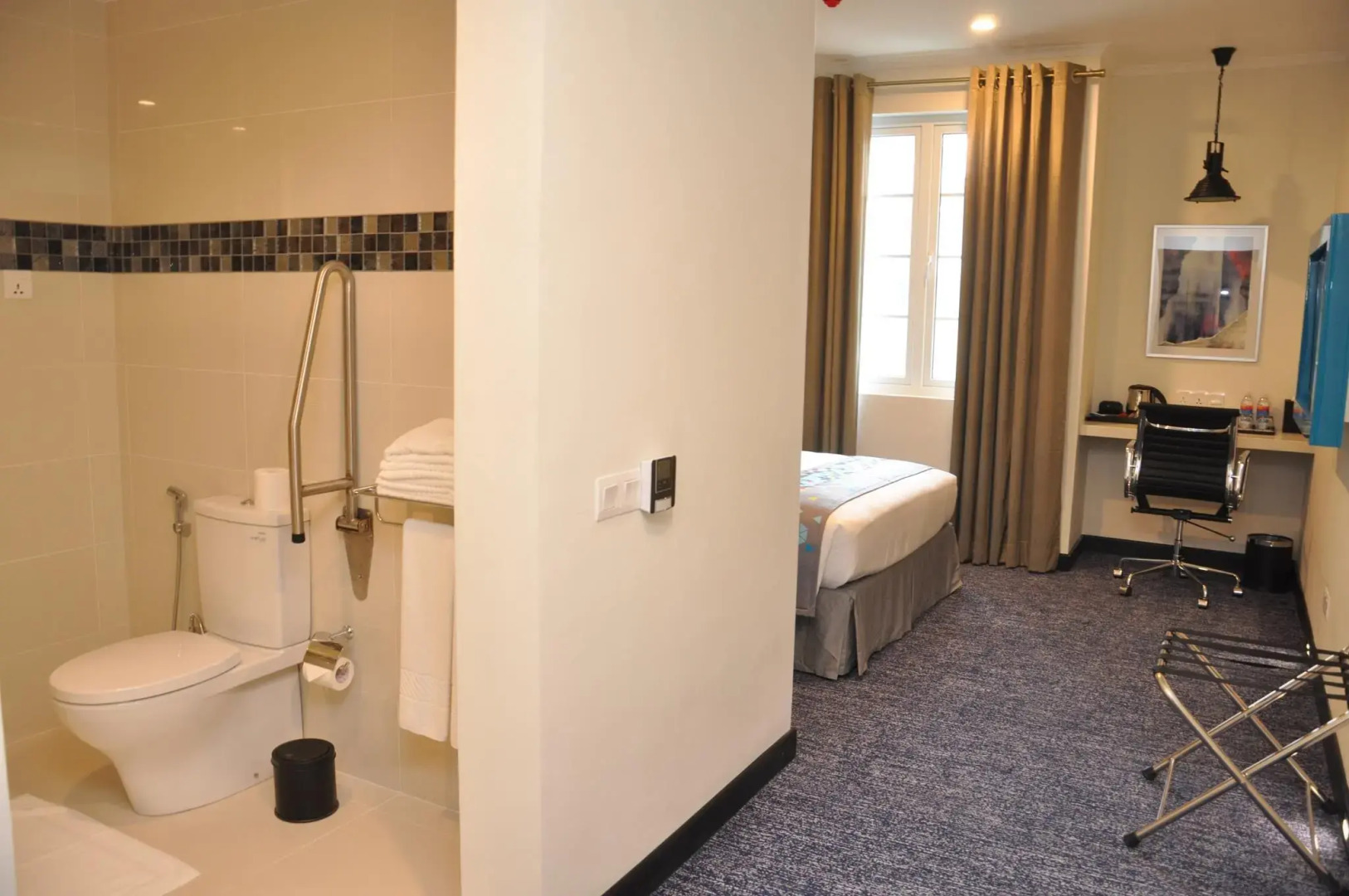 Fairway Colombo - Sri Lanka's First Hotel With Robot Technology