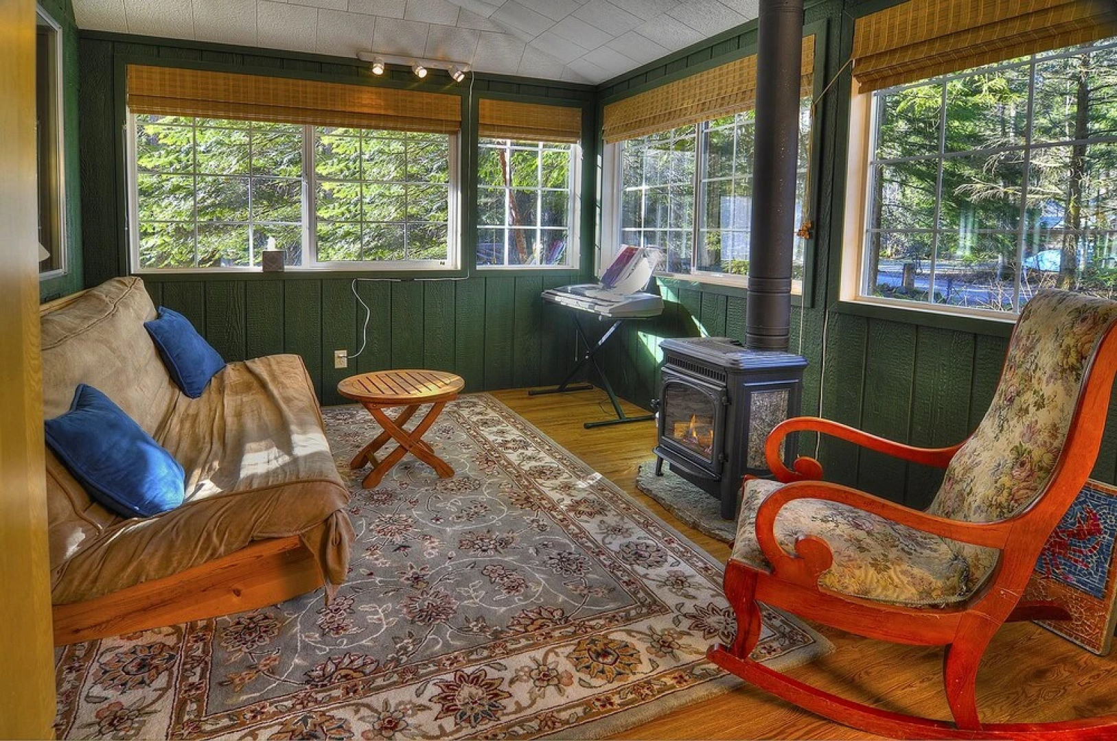 Red Hawk Hideaway - Two Bedroom Cabin with Hot Tub