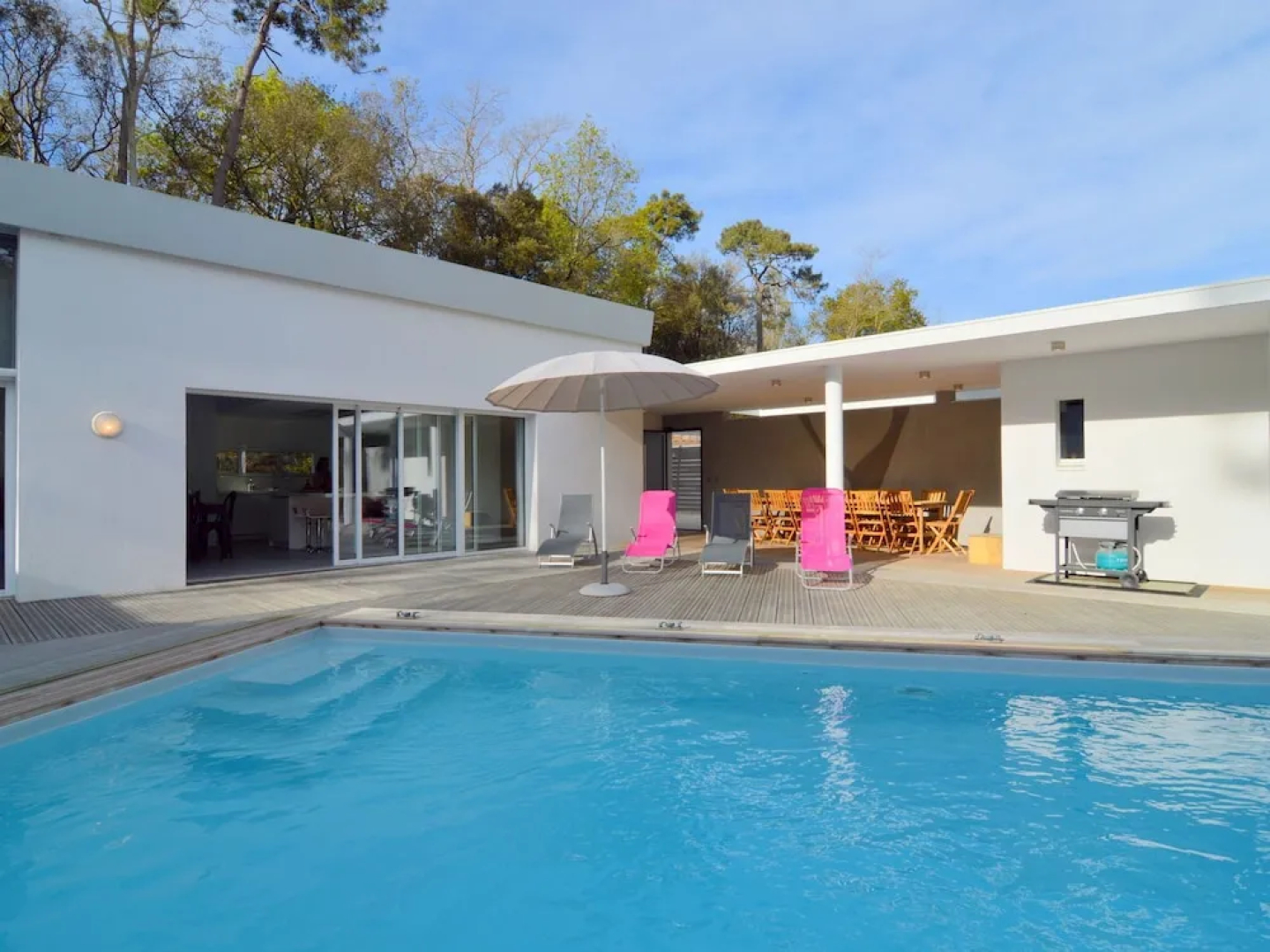 Villa With High-end Kitchen, Jacuzzi & Pool in Longeville sur mer