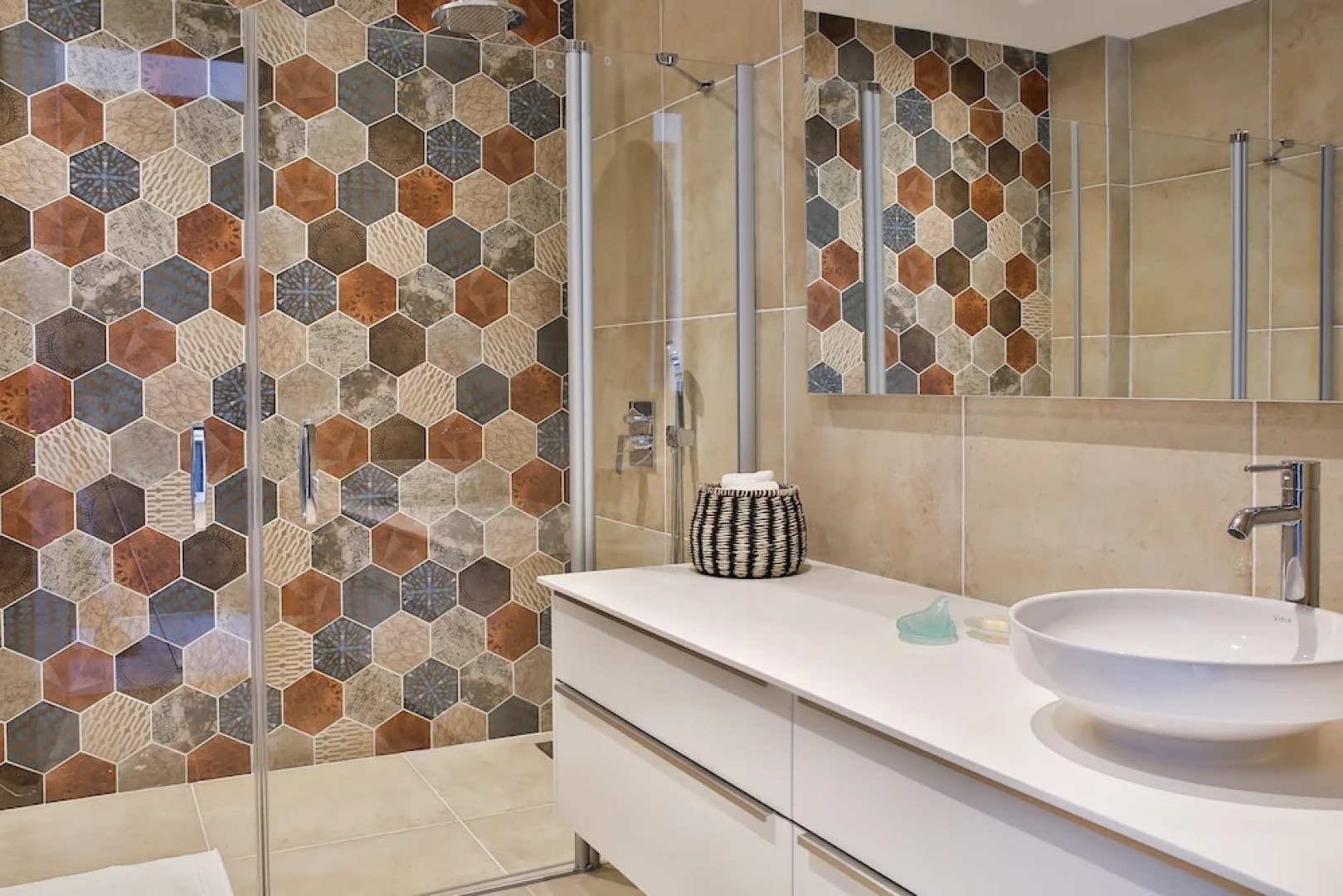 Important Group Villa Prestige