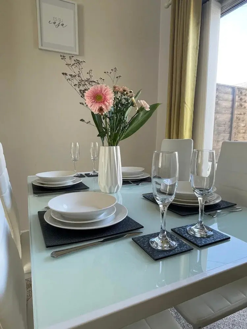 Lovely 3 Bedroom Apartment In Newcastle Upon Tyne With Free Parking