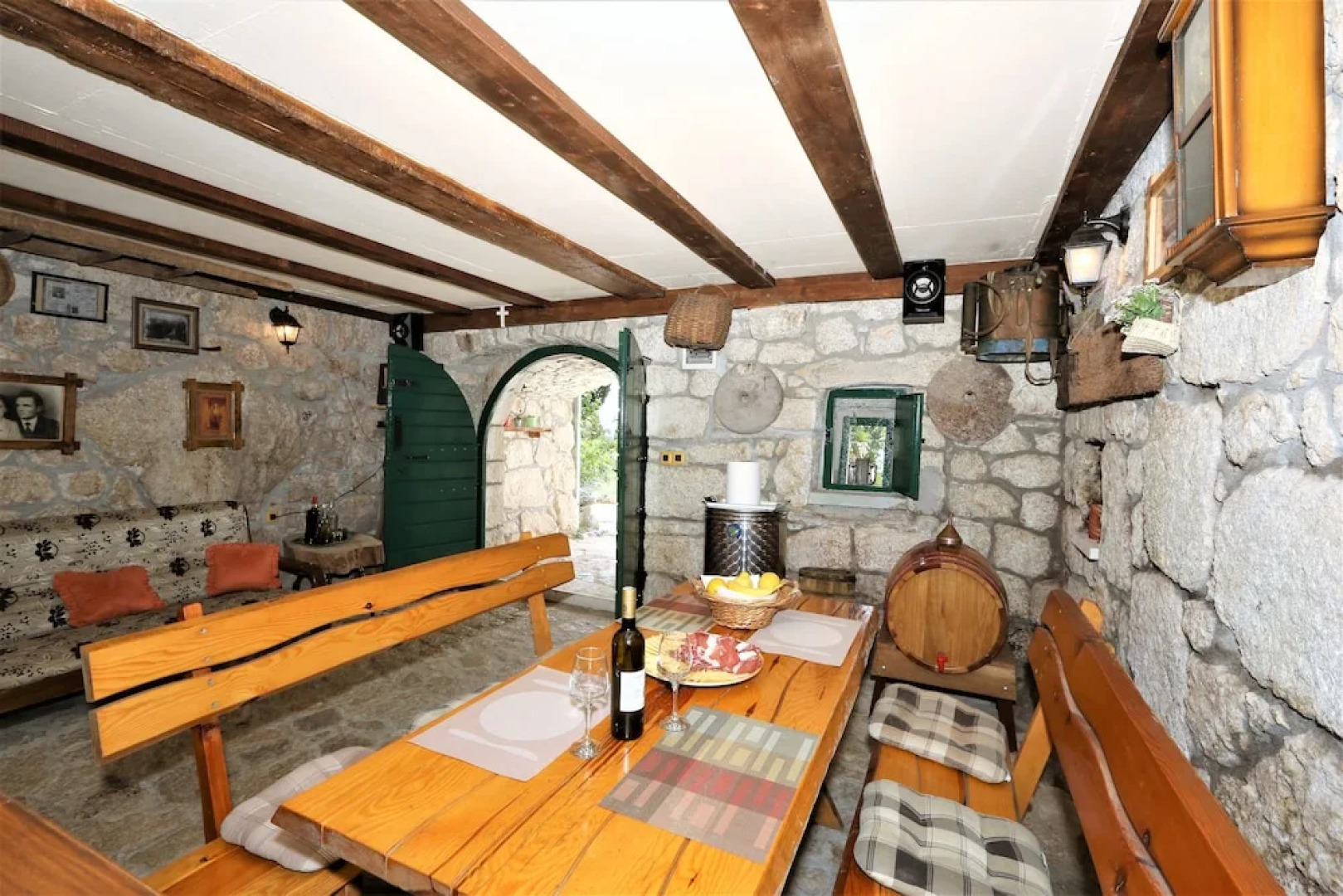 Holiday house in stone with heated pool