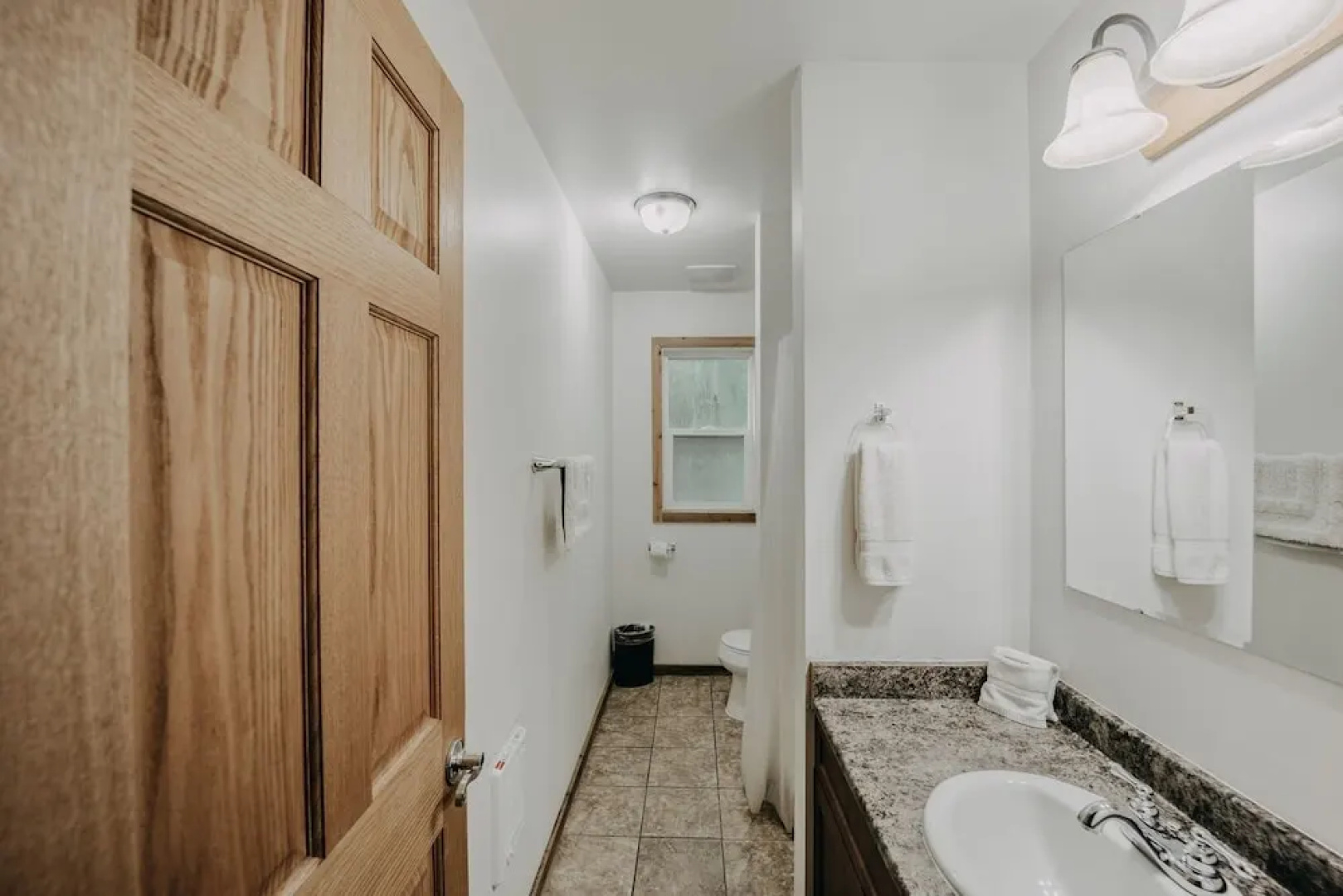 03mbh -12-bdrm - 3.5-bath - Wifi - Pets Ok - Sleeps 26 12 Bedroom Home by RedAwning