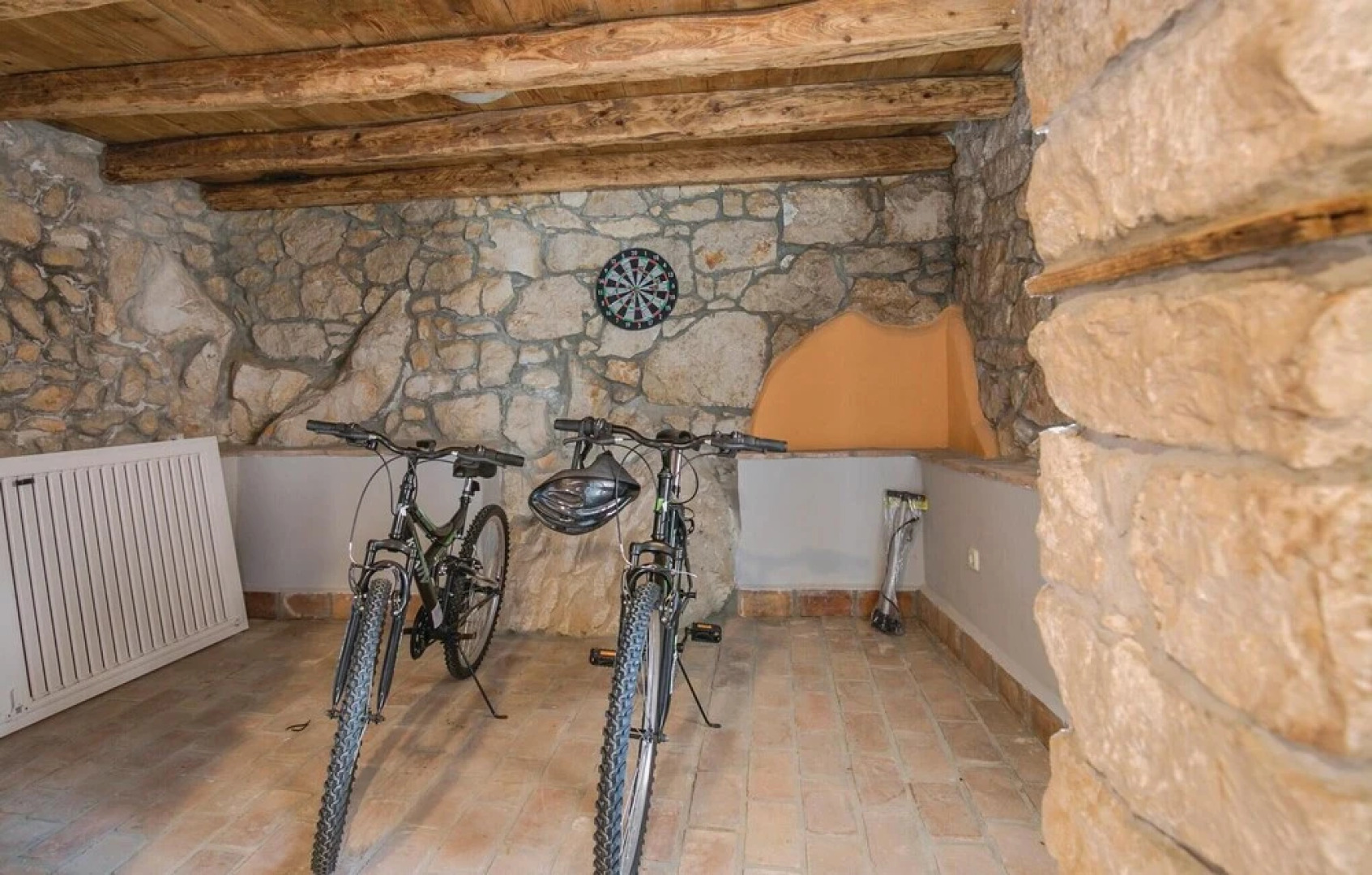 Amazing Home in Drenje With Wifi and 4 Bedrooms