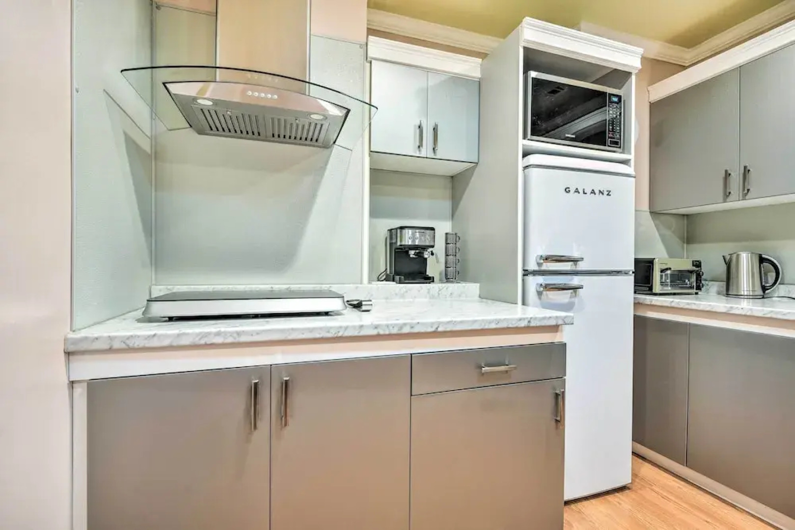 Romantic Pasadena Home w/ Covered Porch!