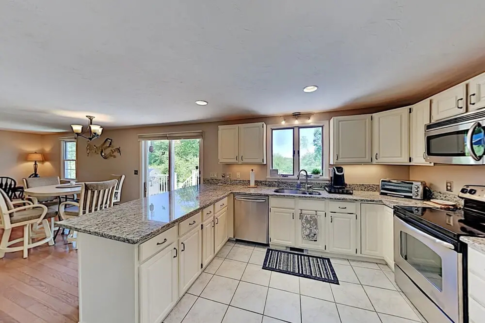 Spacious Wooded W/ Deck & Alfresco Dining 3 Bedroom Home