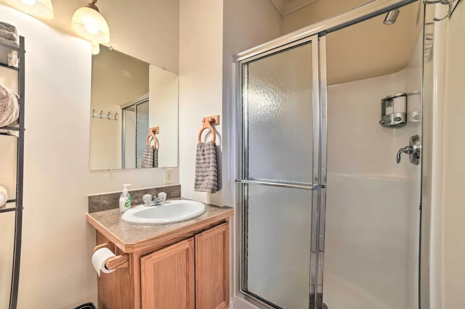 Downtown Loft Apartment, Steps to Riverfront!