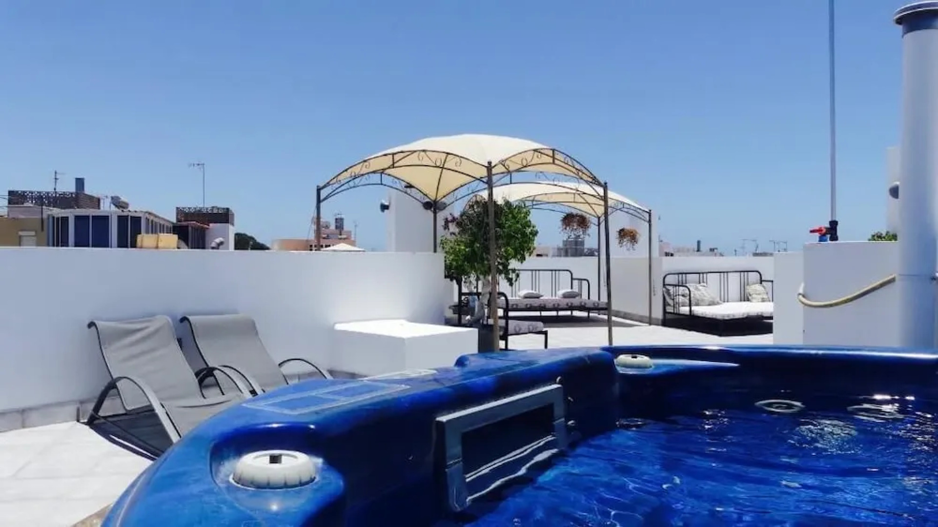 Pura Vida Beach Suites