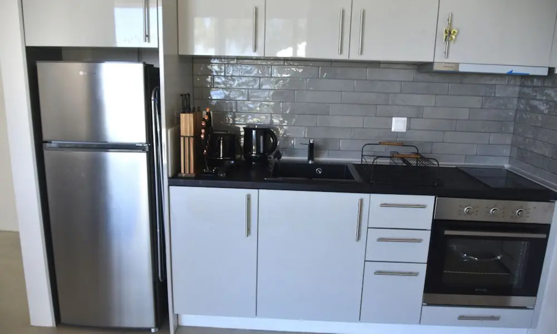 Villasleeps10-garden-freeparking-pool-ac