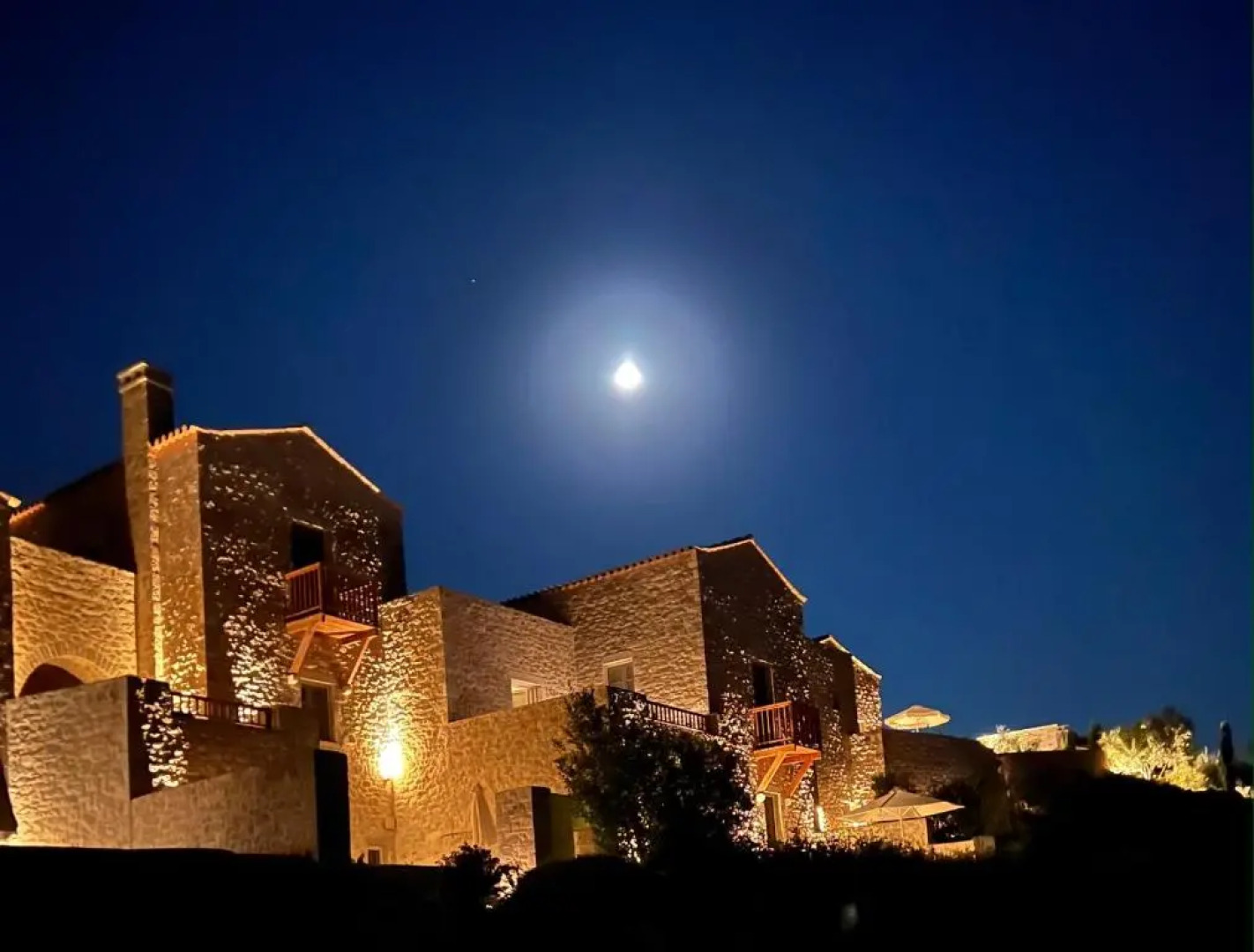 BASSA MAINA Villas & Suites