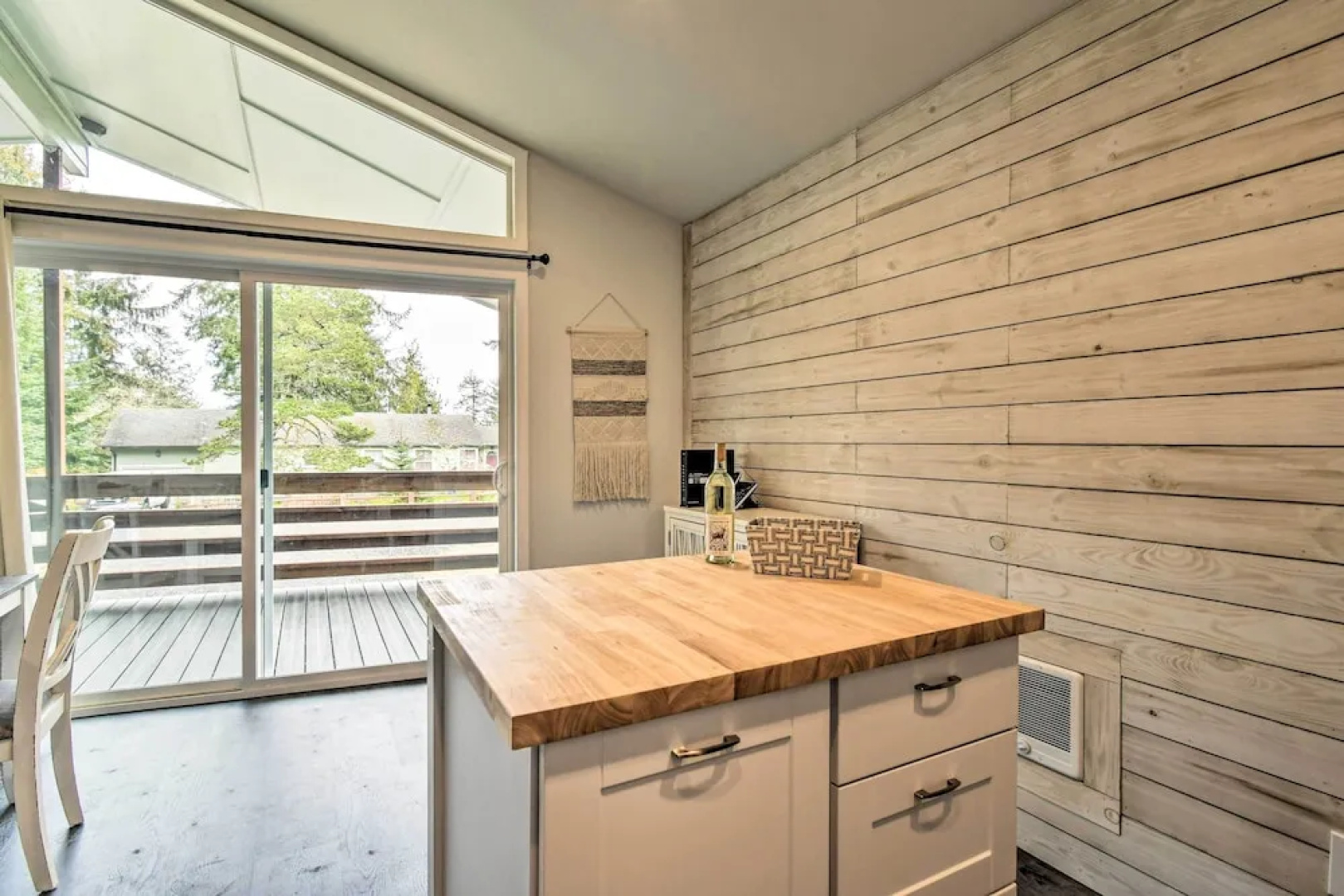 Cozy Cottage on the Coast Near Downtown Westport!
