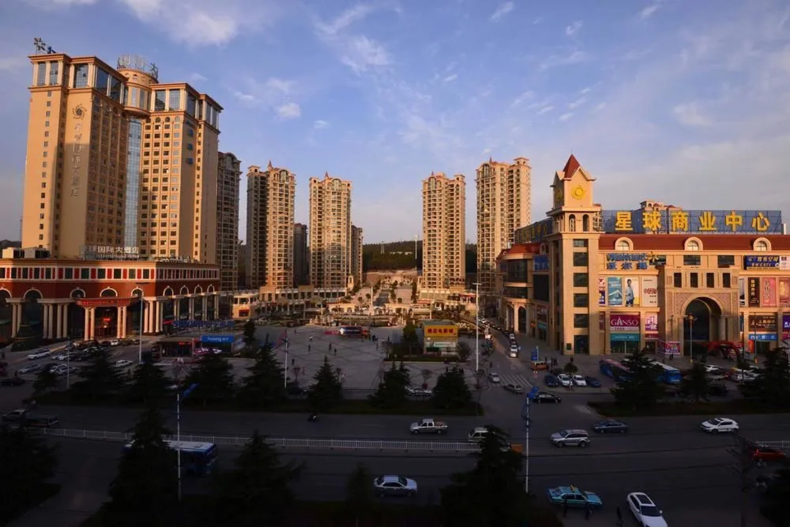 Planet International Hotel (Jingmen Duodao Wanda Branch)