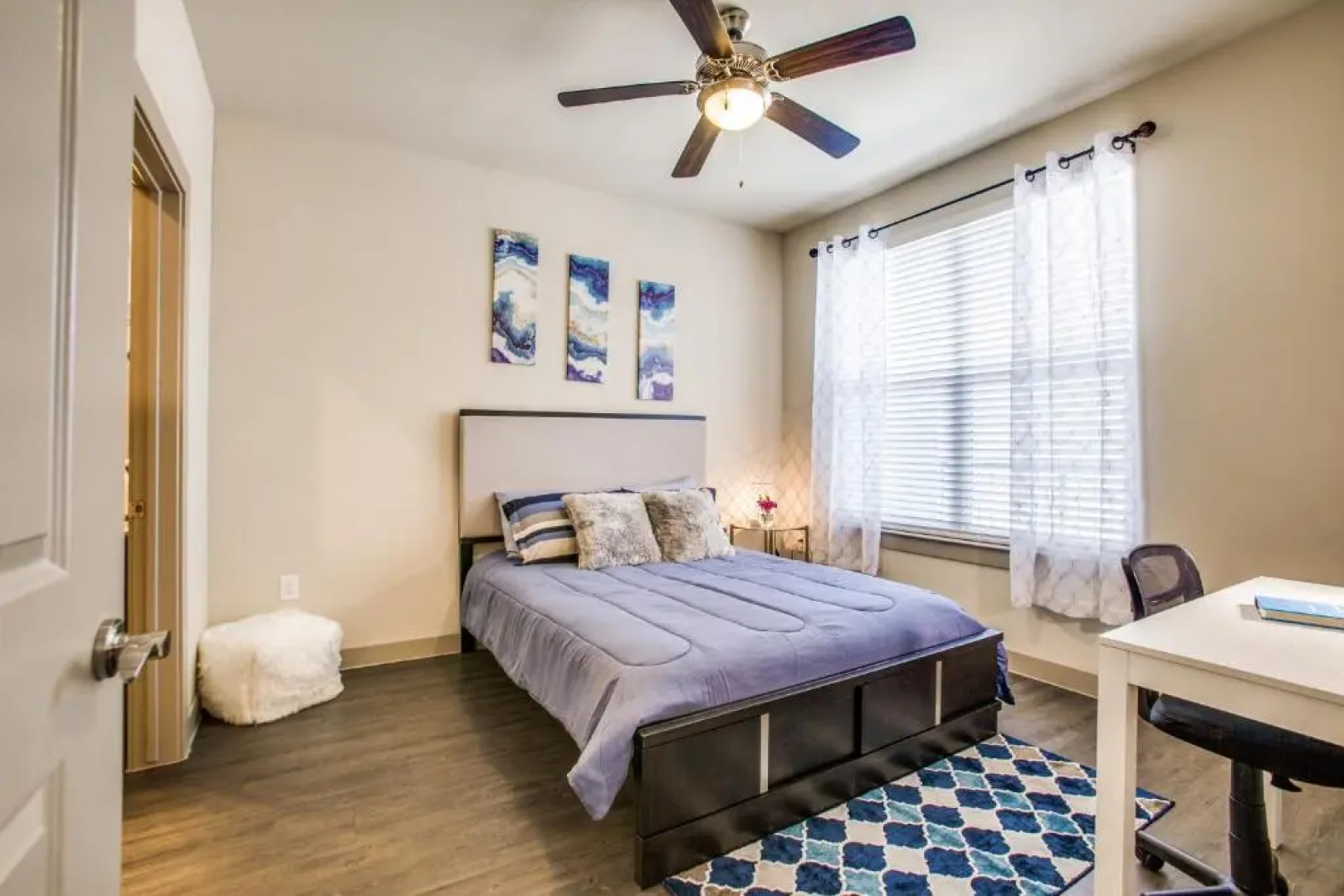 Convenient Location Warm and Cozy Apartment