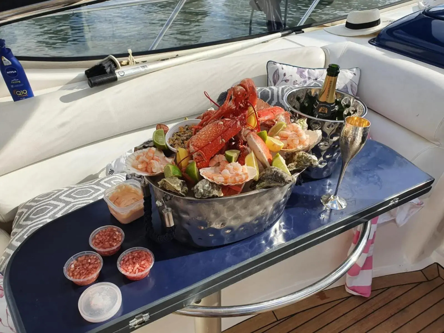 ENTIRE -HEATED -LUXURY YACHT - moored on Private Island -WIFI -sleeps up to 4 Adults or Adults with children over 2 years old -LAPLAND UK THORPE PARK LEGOLAND WINDSOR CASTLE HEATHROW ASCOT RACES WENTWORTH SAVILLE GARDENS LONDON