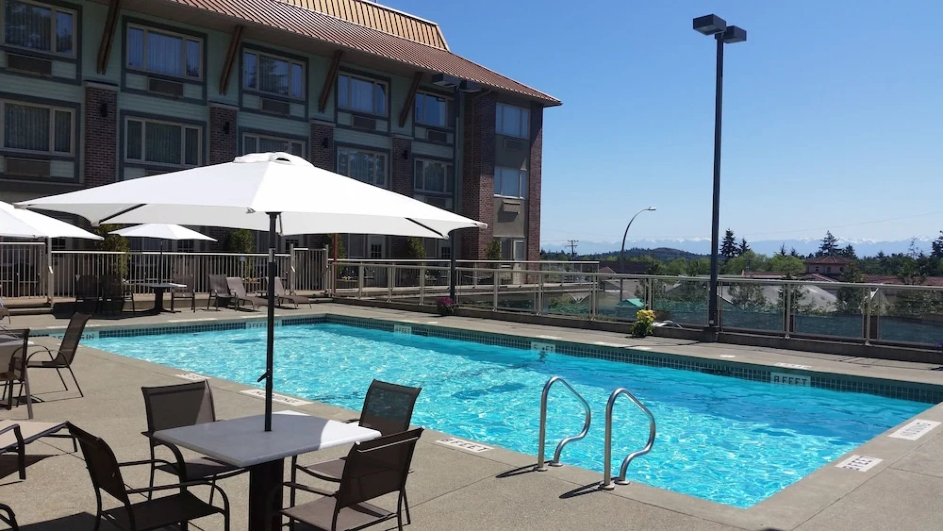 Elk Lake Inn & Suites Victoria