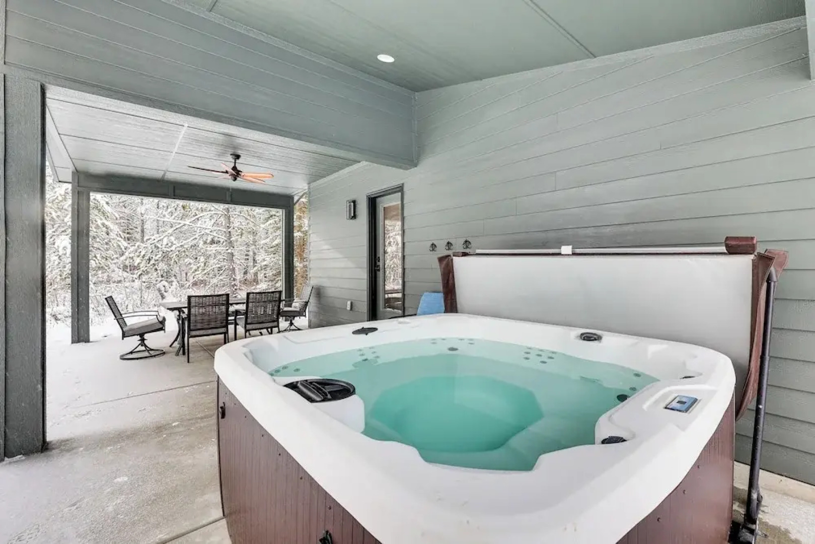 All-season Cabin: Hot Tub & Sauna in Donnelly