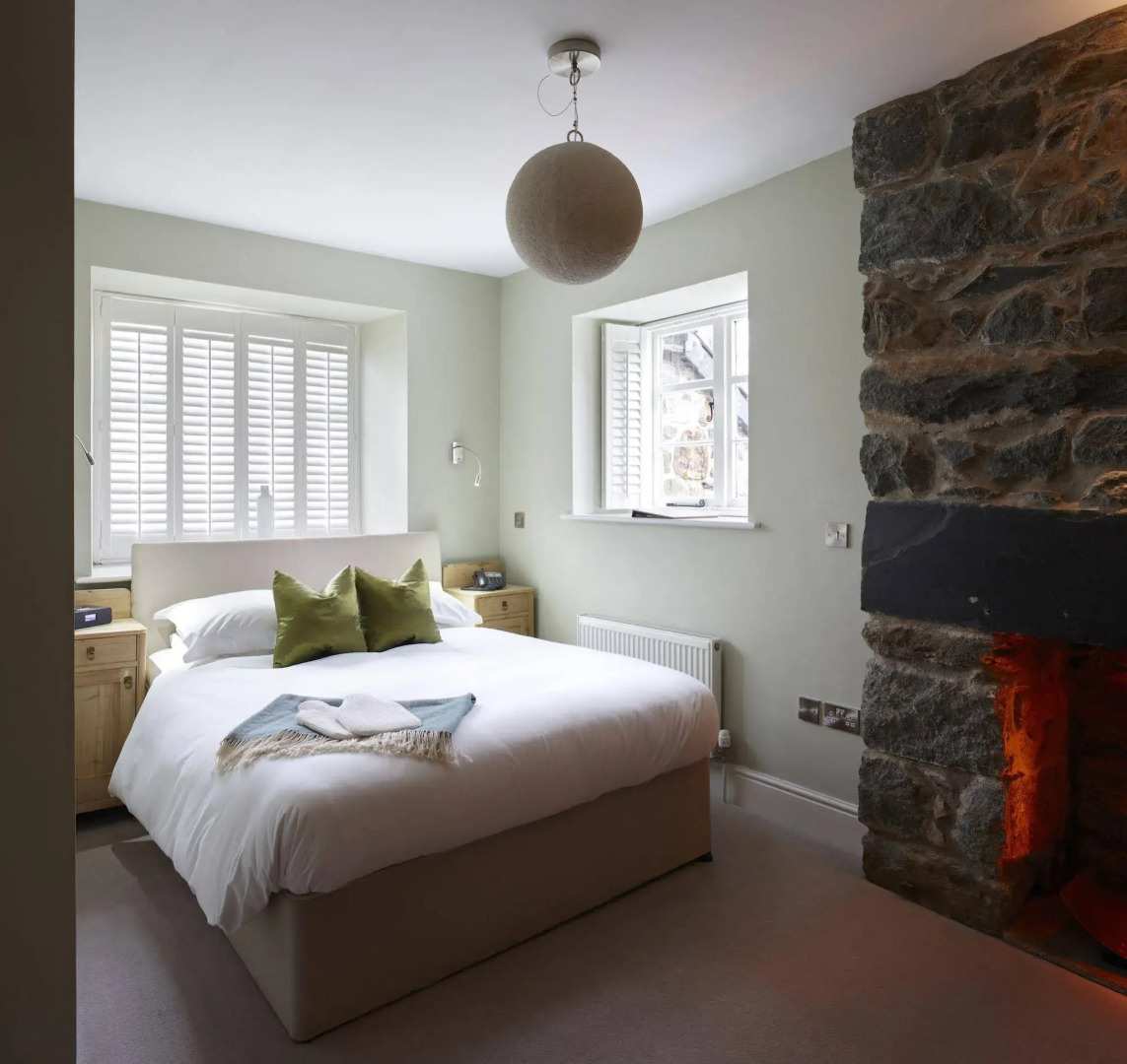 The Cross Foxes- Bar Grill and Rooms