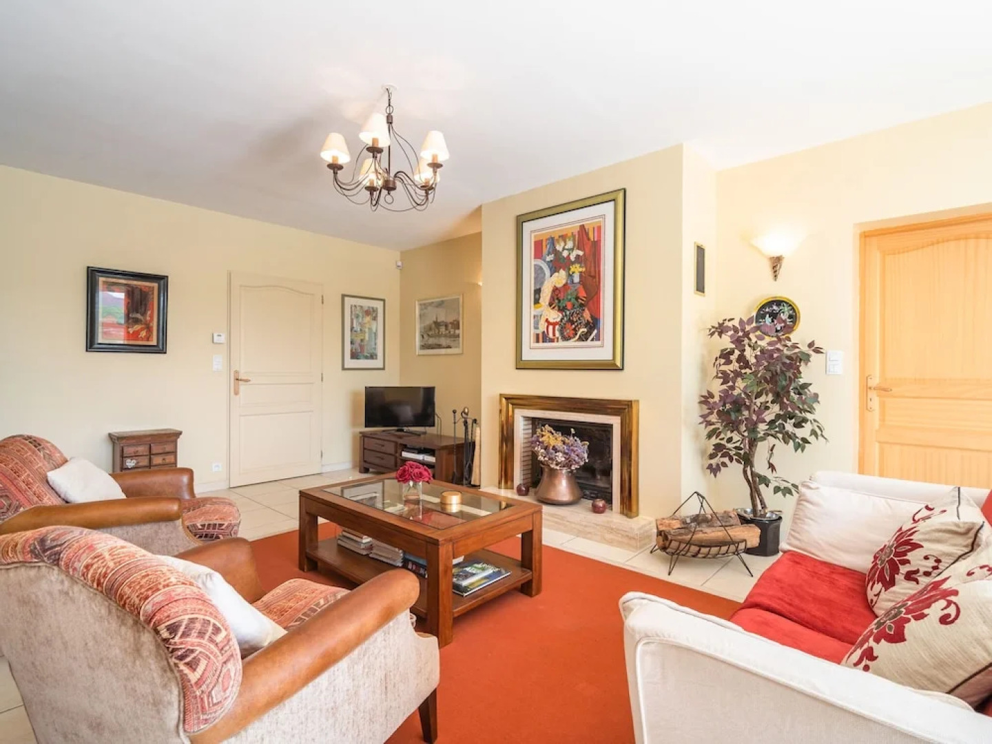 Spacious Villa With Private Swimming Pool and Fully Enclosed Garden