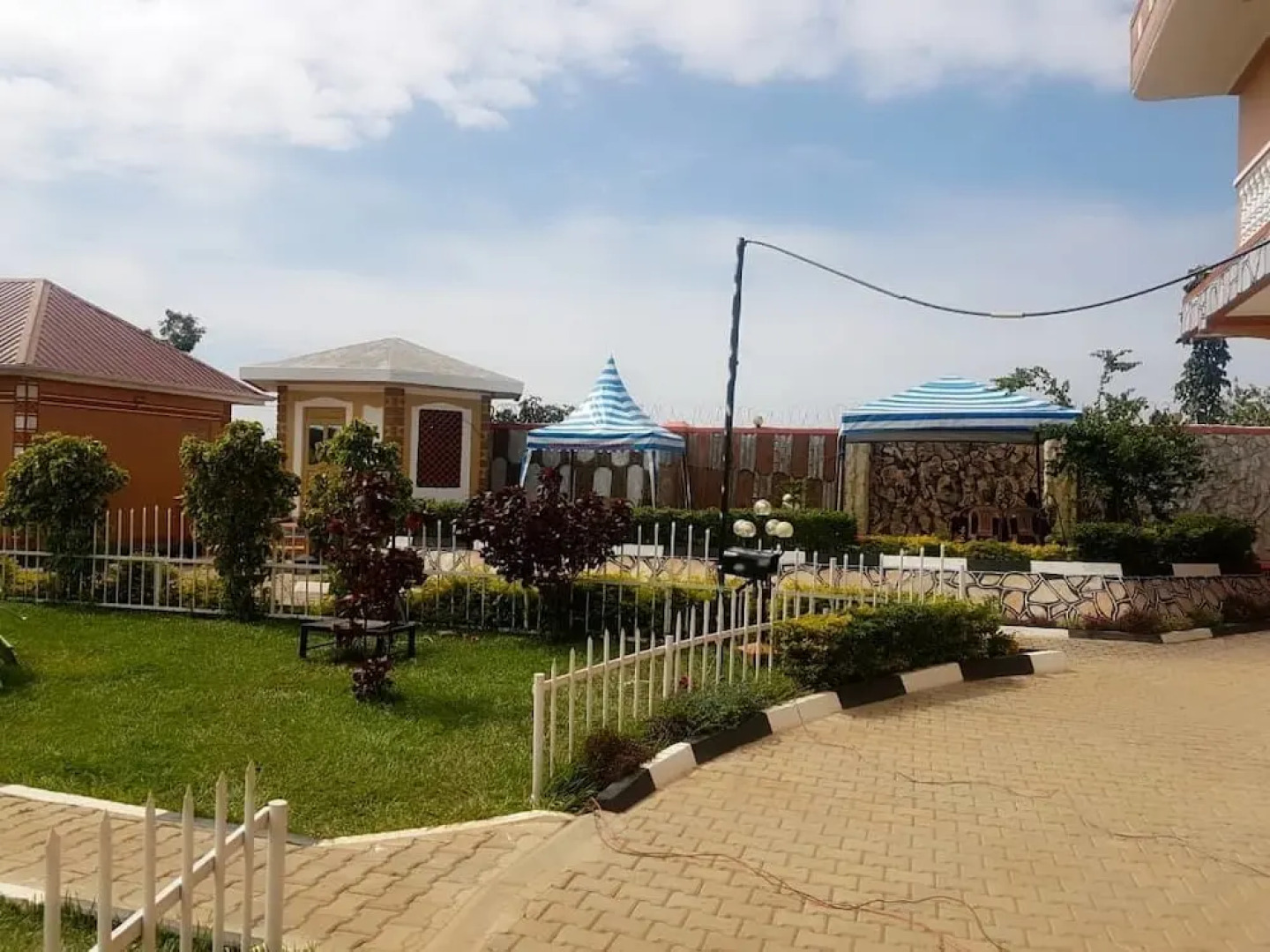 Happy Wallet Gardens Hotel