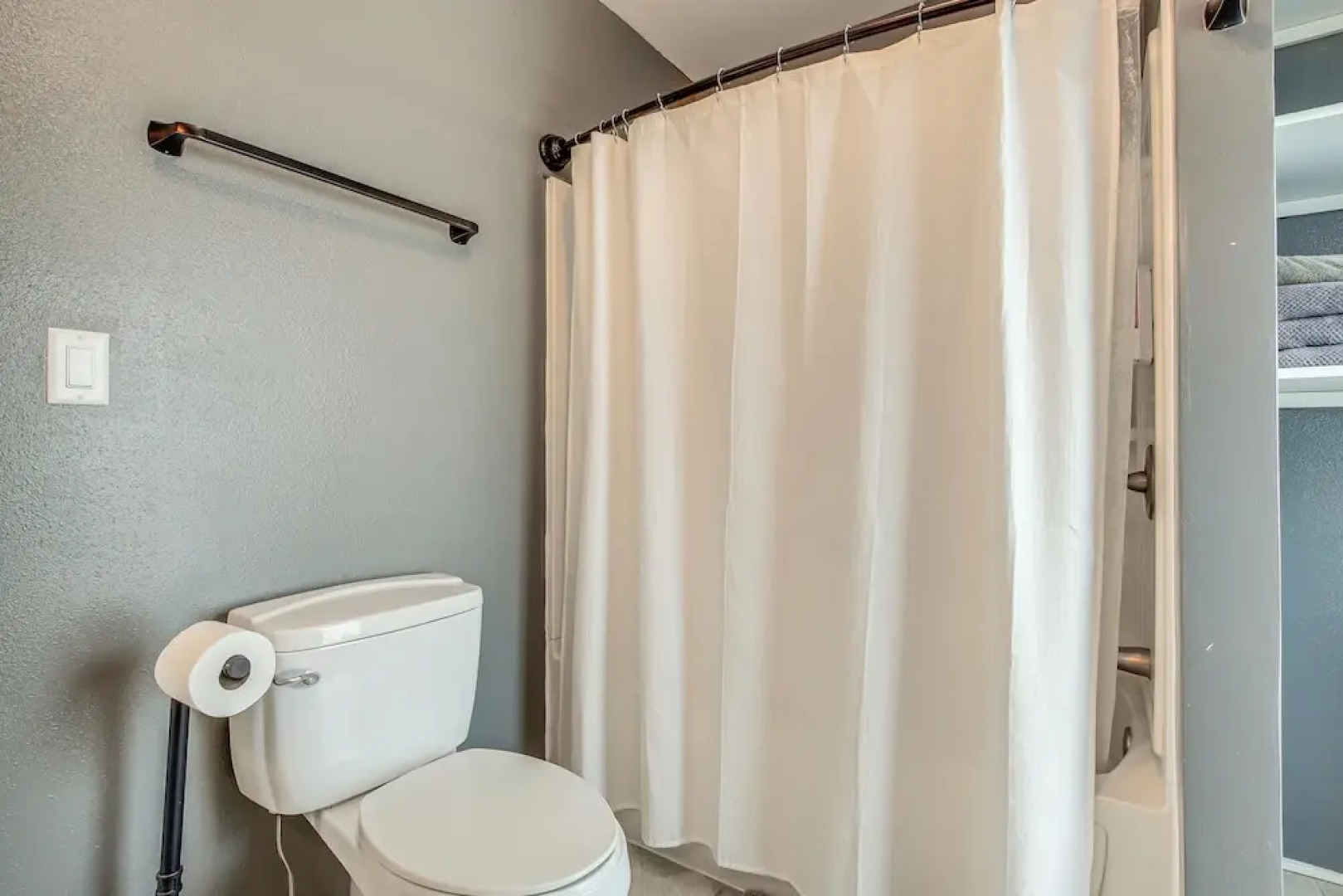 Walk to Dtwn Green Lake: Peaceful Getaway w/ Porch