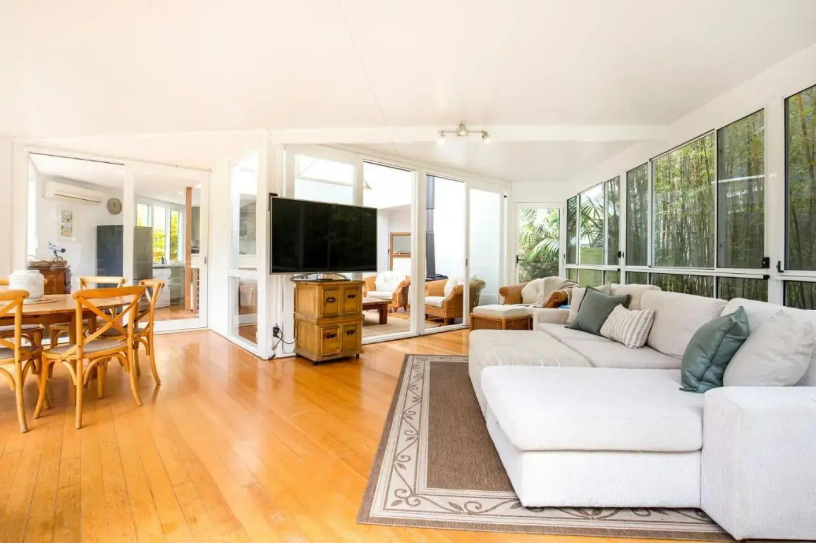 Maldas Retreat Pet Friendly Absolute Beachfront with Spa