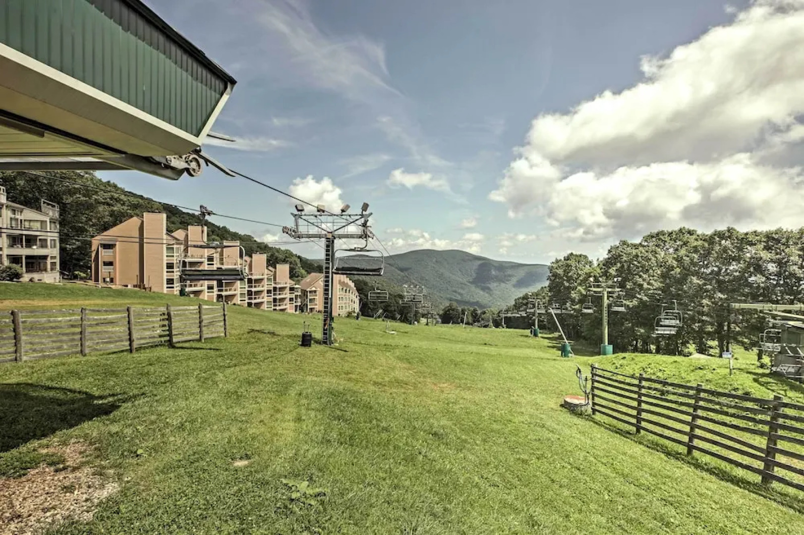 Wintergreen Home w/ Deck - Near Skiing & Hiking!