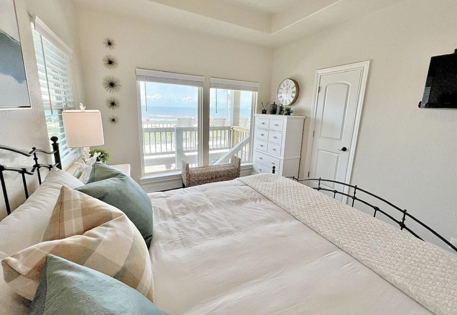 A La Playa 2 Bedroom Home by RedAwning