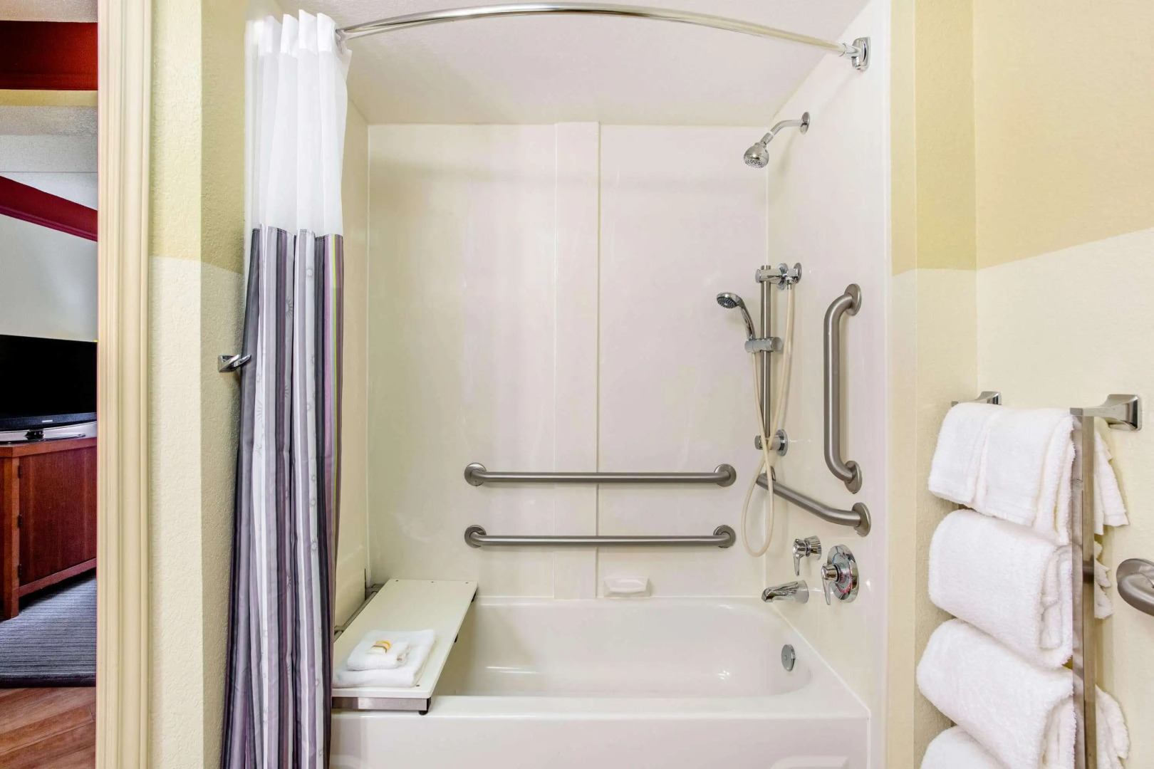 La Quinta Inn & Suites by Wyndham Raleigh Crabtree