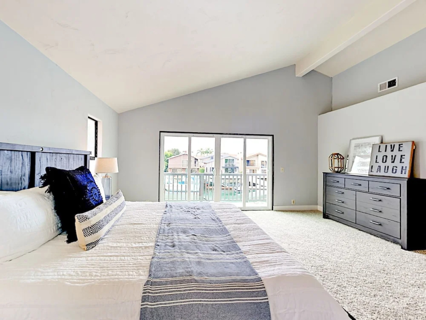 2311 Victoria Avenue Home 3 Bedrooms 2.5 Bathrooms Home