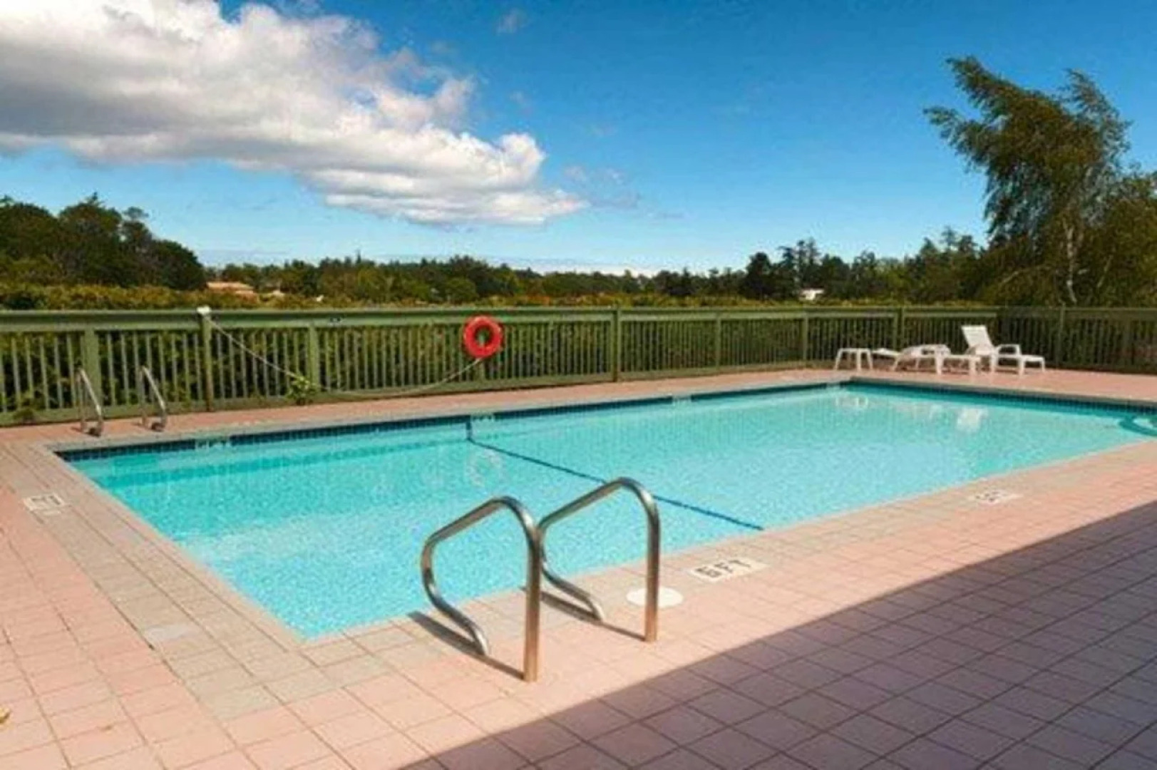 Econo Lodge Inn & Suites