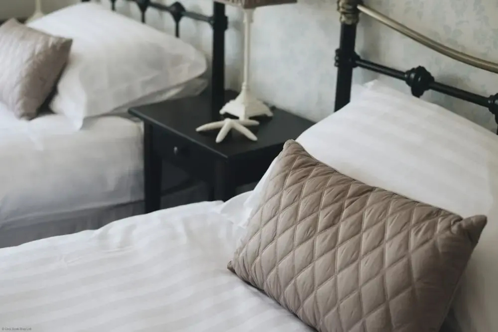 Portrush - Hope Cottage - sleeps 5 guests  in 3 bedrooms