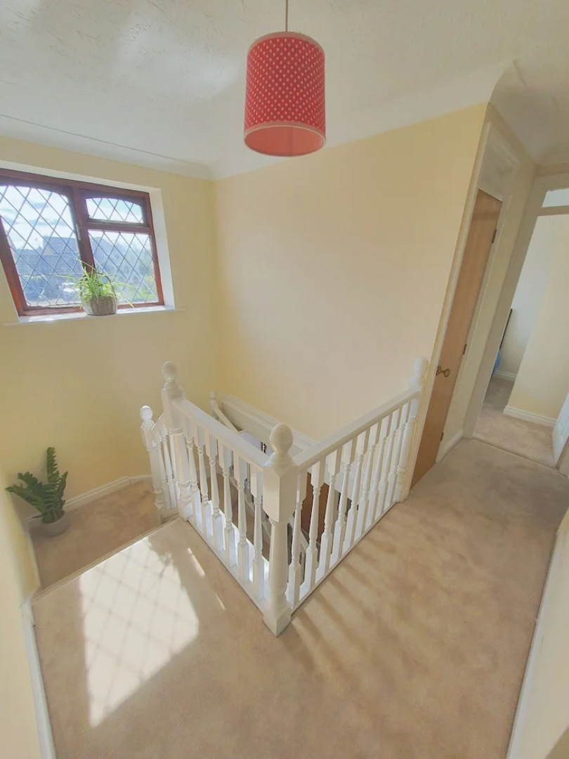 Bright and Spacious Holiday Home in Bradley Stoke