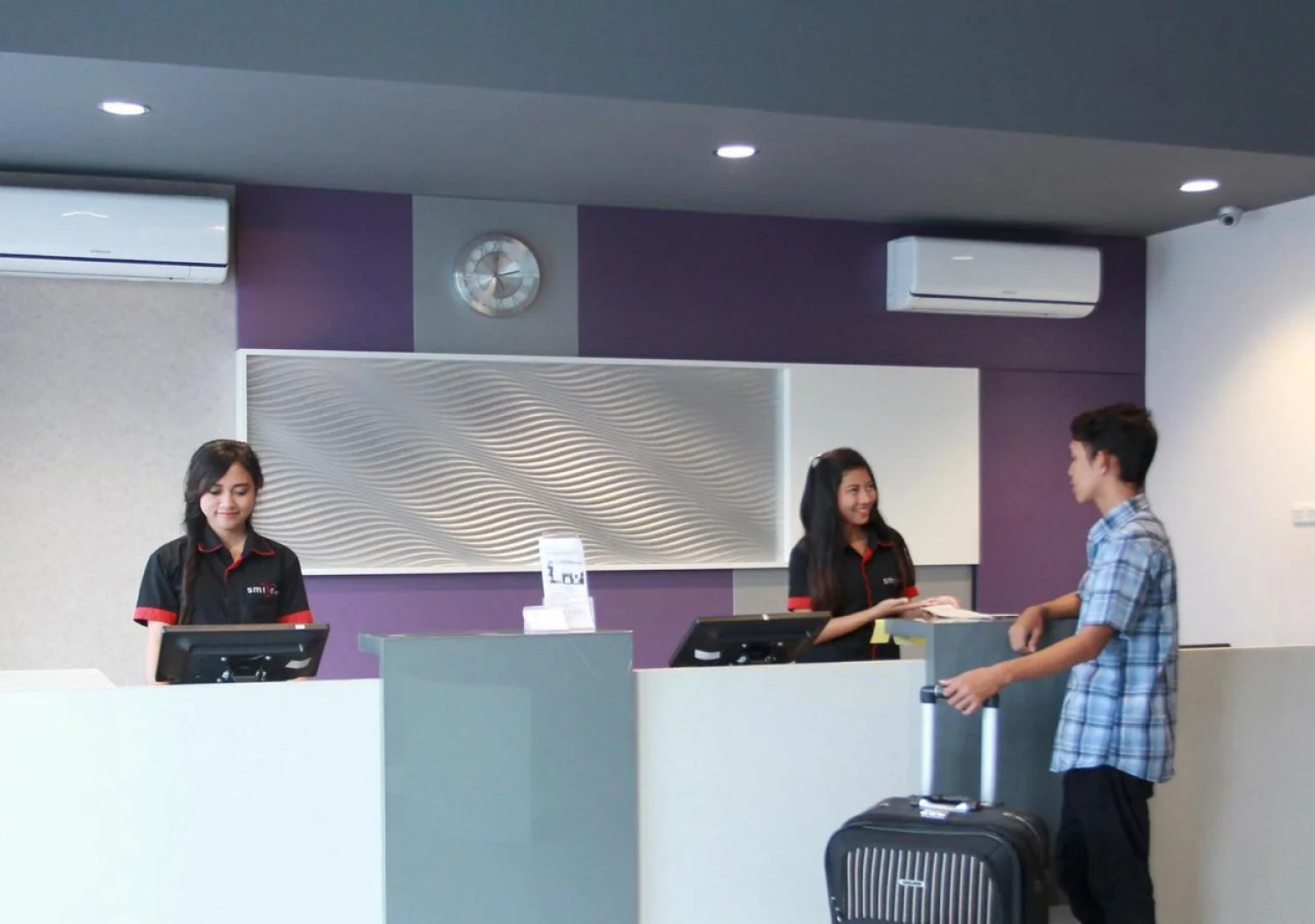 Smile Hotel by RedDoorz