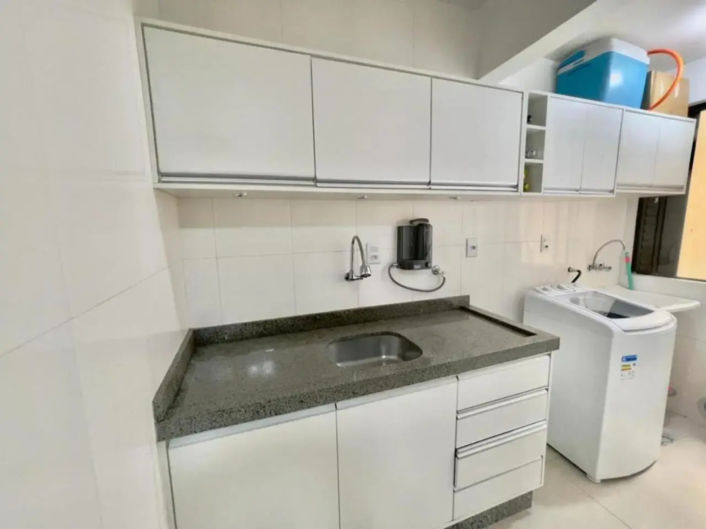 Apto amplo no coração da meia praia a 130m do mar