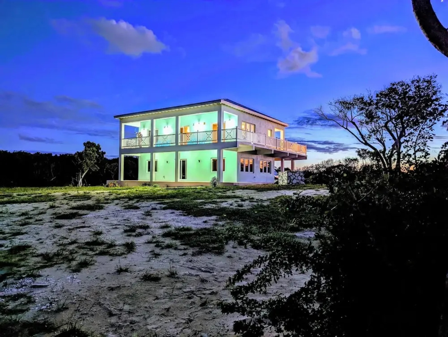 Paradise Cove: Oceanfront Haven With Infinity Pool
