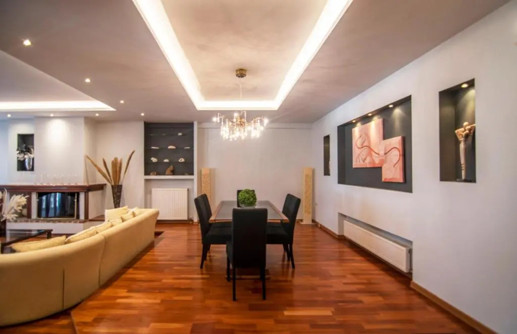 Akrata's Elegant Luxury Suite