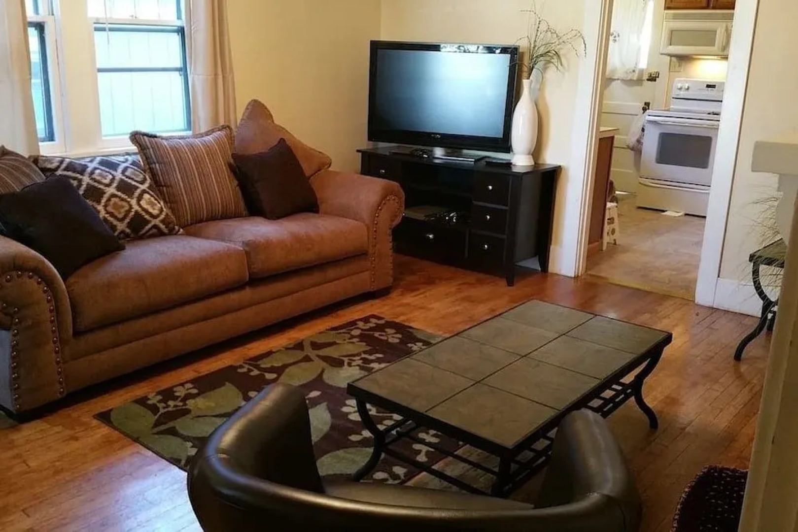 Lovely 1 King Bed- Walk Downtown Pet Ok