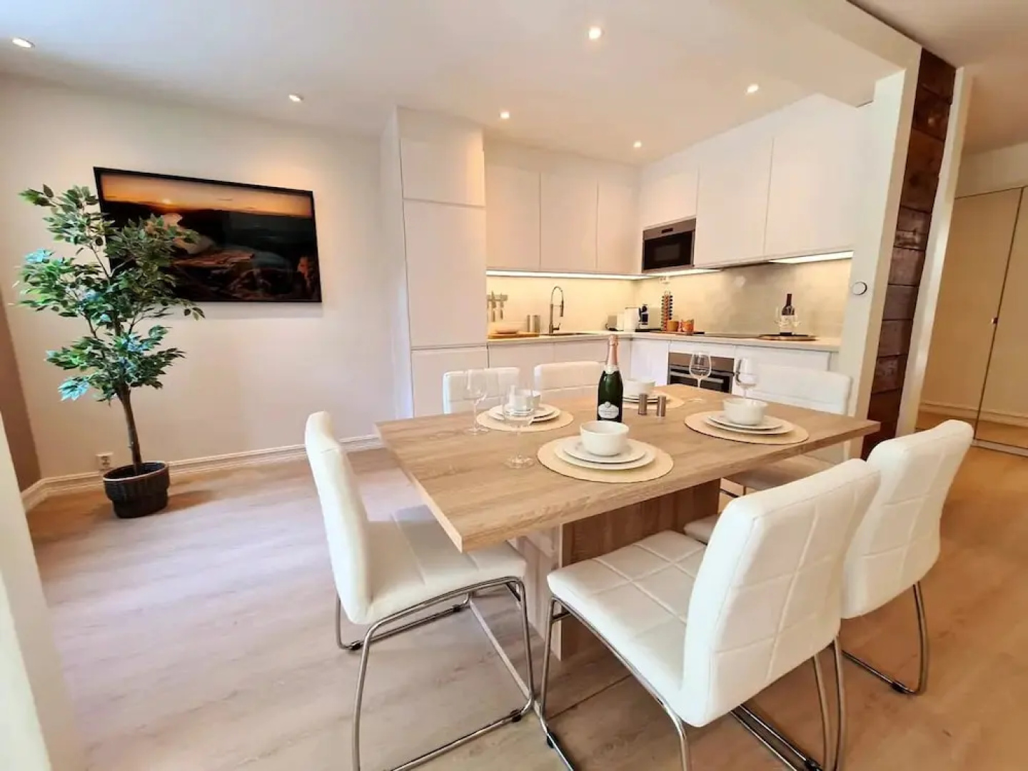 Bright And Modern Apartment Near Center, 85 M2, Fully Equipped, Free Parking